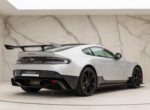 Aston Martin Vantage GT8 5