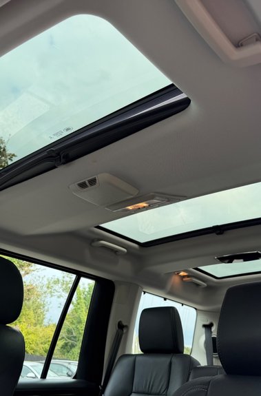 Land Rover Discovery SDV6 LANDMARK - ONE OWNER -TOWBAR - 10 SERVICES RECORDED INC CAMBELT 