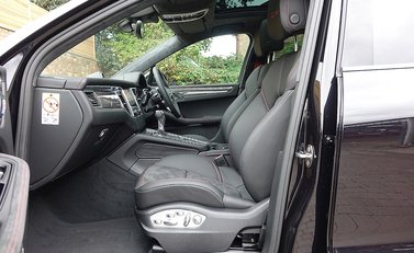 Porsche Macan Turbo Performance Package 21