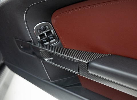 Aston Martin V12 Vantage ROADSTER 36