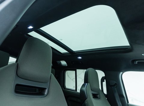 Land Rover Defender 110 OCTA EDITION ONE 23