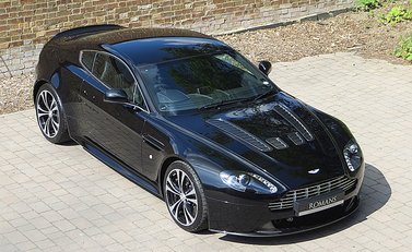 Aston Martin V12 Vantage Carbon Black Edition 6