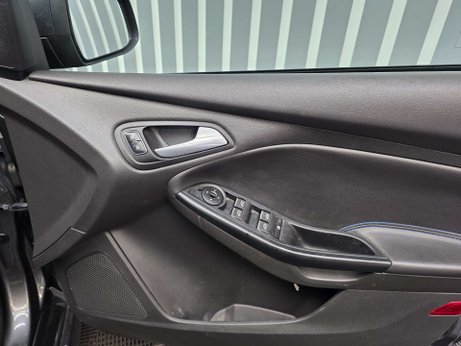 Ford Focus 2.3T EcoBoost RS Hatchback 5dr Petrol Manual AWD Euro 6 (s/s) (350 ps) 8
