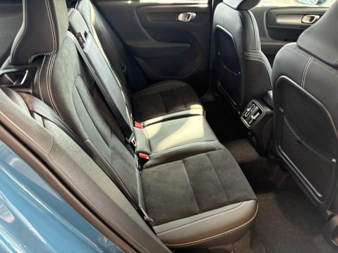 Volvo XC40 2.0 B4 MHEV Plus Dark DCT Auto Euro 6 (s/s) 5dr 10