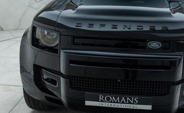 Land Rover Defender 110 V8 Bond Edition 36