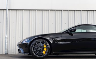 Aston Martin V8 Vantage 32