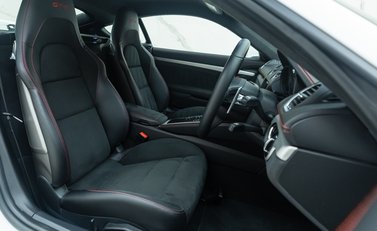 Porsche Cayman GT4 (718) 15