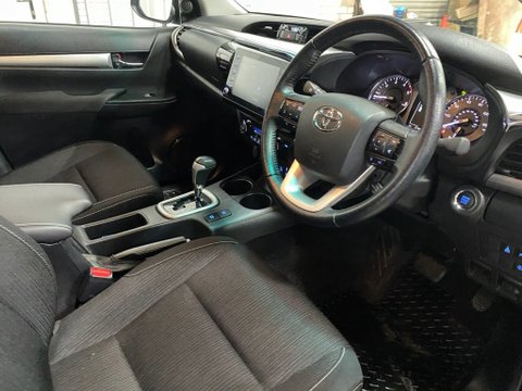Toyota Hilux INVINCIBLE 4WD D-4D DCB 11