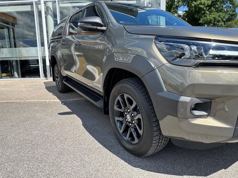 Toyota Hilux INVINCIBLE X 4WD D-4D DCB 5