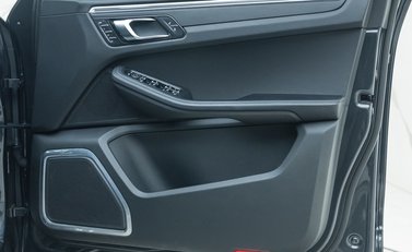 Porsche Macan TURBO 28