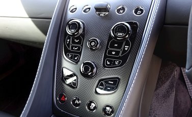 Aston Martin Vanquish Carbon Edition 28