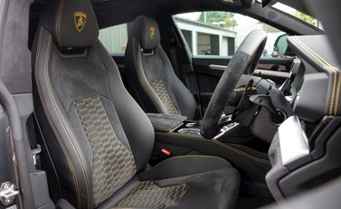 Lamborghini Urus 12