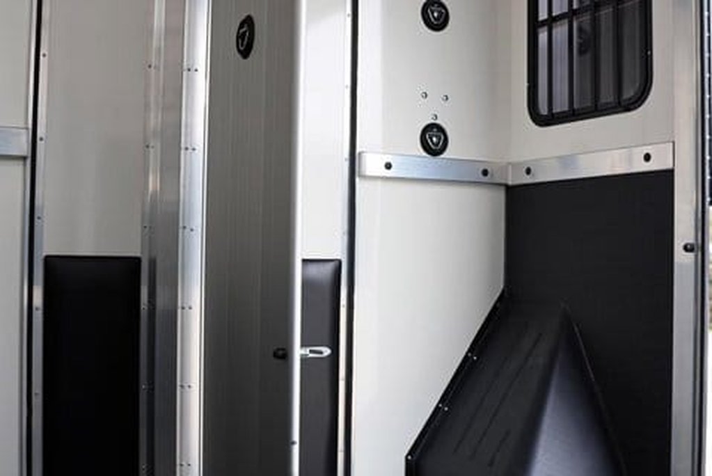 Renault Master DEMO MODEL 3.5 TON ADVANCE 150 AUTO STALLION BUILD SEEKER HORSEBOX REAR BED 32
