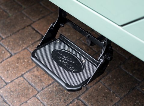 Land Rover Defender 110 Heritage Station Wagon 27