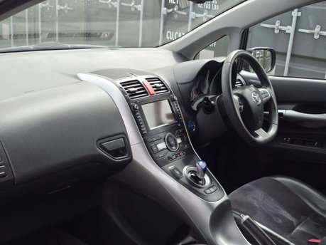 Toyota Auris 1.8 VVT-h T Spirit Hatchback 5dr Petrol Hybrid CVT Euro 5 (s/s) (136 ps) 17