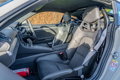 Porsche 718 Cayman GT4 PDK 9