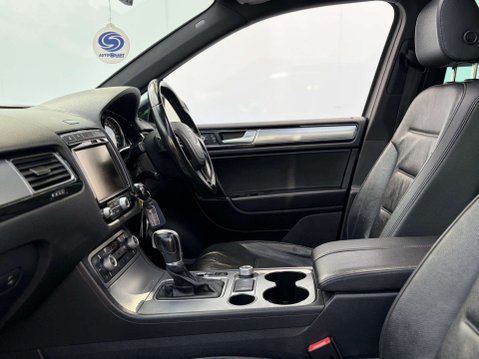 Volkswagen Touareg 3.0 Touareg V6 R-Line TDI BlueMotion Technology Auto 4WD 5dr 49