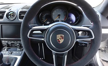 Porsche Cayman GT4 21