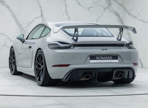 Porsche Cayman GT4 718 10