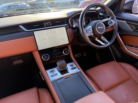 Jaguar F-Pace 2.0 D200 MHEV R-Dynamic Black SUV 5dr Diesel Auto AWD Euro 6 (s/s) (204 ps) 29