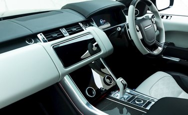Land Rover Range Rover Sport 5.0 SVR Carbon Edition 16