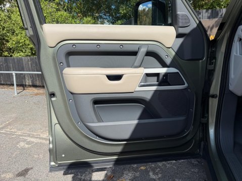 Land Rover Defender HSE MHEV 21
