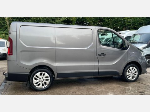 Renault Trafic 1.6 dCi 27 Sport SWB Standard Roof Euro 5 5dr 9