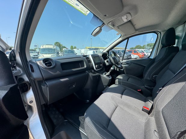 Renault Trafic SWB L1H1 [SOLD CR] Low Roof Black Edition SL28 Air Con Nav Sensors EURO 6 N 12