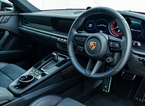 Porsche 911 Carrera 4 GTS (992) 5