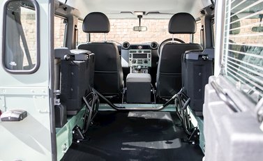 Land Rover Defender 90 Heritage 27