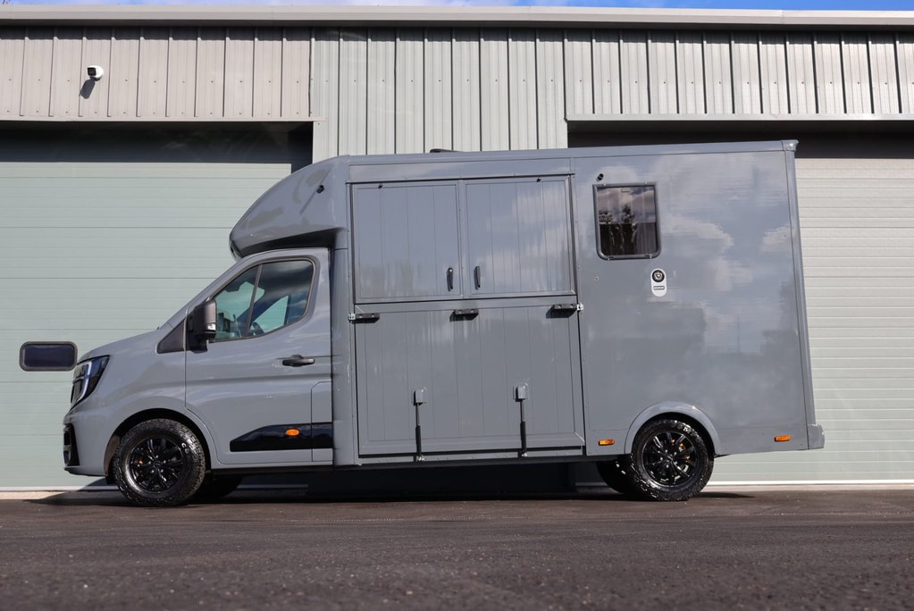 Renault Master DEMO MODEL 3.5 TON ADVANCE 150 AUTO STALLION BUILD SEEKER HORSEBOX REAR BED 6