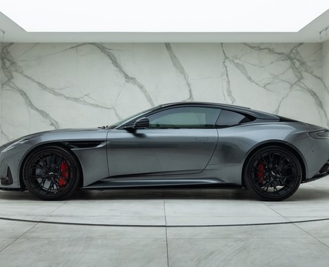 Aston Martin DB12 V8