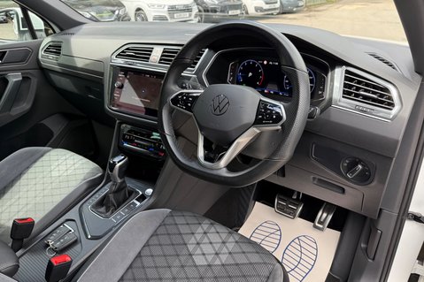 Volkswagen Tiguan R-LINE TSI DSG - ONE OWNER - APPLE CAR PLAY -ADAPTIVE CRUISE 36
