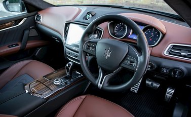 Maserati Ghibli GranLusso 11