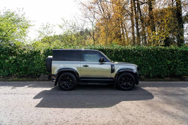 Land Rover Defender 90 V8. PLUMB BODYKIT. URBAN WHEELS. CARBON FIBRE INTERIOR. 1