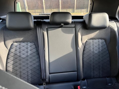 Volkswagen Golf 1.5 eTSI MHEV R-Line DSG Euro 6 (s/s) 5dr 9