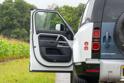 Land Rover Defender D250 SE County Edition 7