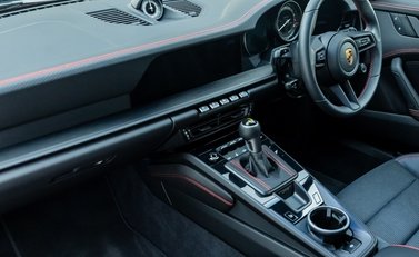 Porsche 911 GT3 TOURING (992) 16