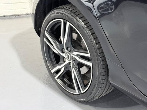 Volvo V40 2.0 D4 R-Design Pro Auto Euro 6 (s/s) 5dr 31