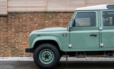 Land Rover Defender 110 Heritage 23