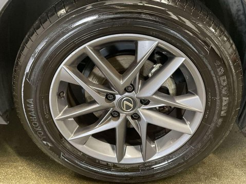 Lexus LBX 1.5 VVT-iE Premium SUV 5dr Petrol Hybrid E-CVT Euro 6 (s/s) (136 ps) Parkin 9
