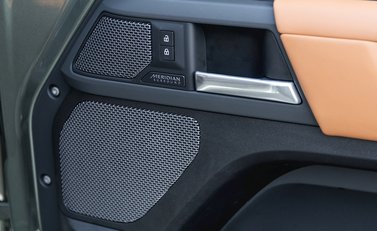 Land Rover Defender 110 X P400 24