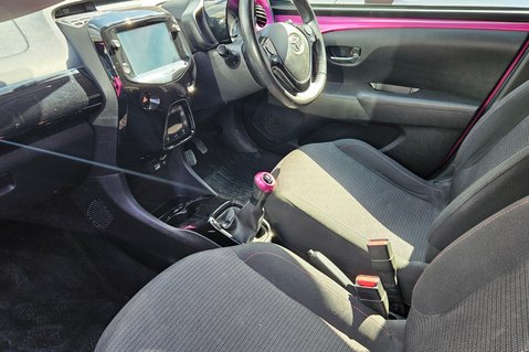 Toyota Aygo VVT-I X-CITE.. 5 MAIN DEALER SERVICES.. REVERSING CAMERA.. A/C.. 1 PREVIOUS 10