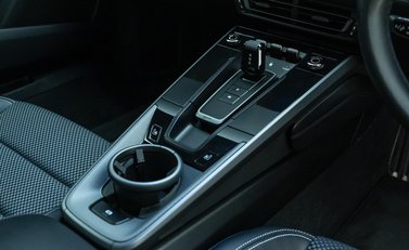 Porsche 911 Carrera (992) 18