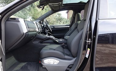 Porsche Cayenne Turbo S 12