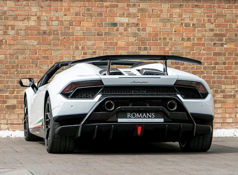 Lamborghini Huracan Spyder LP640-4 Performante 3