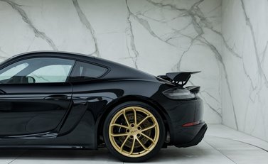 Porsche Cayman GT4 (718) 28
