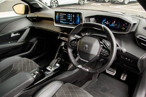 Peugeot 208 GT PREMIUM 4