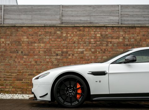 Aston Martin V12 Vantage AMR 33