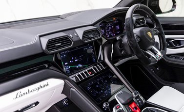 Lamborghini Urus 16